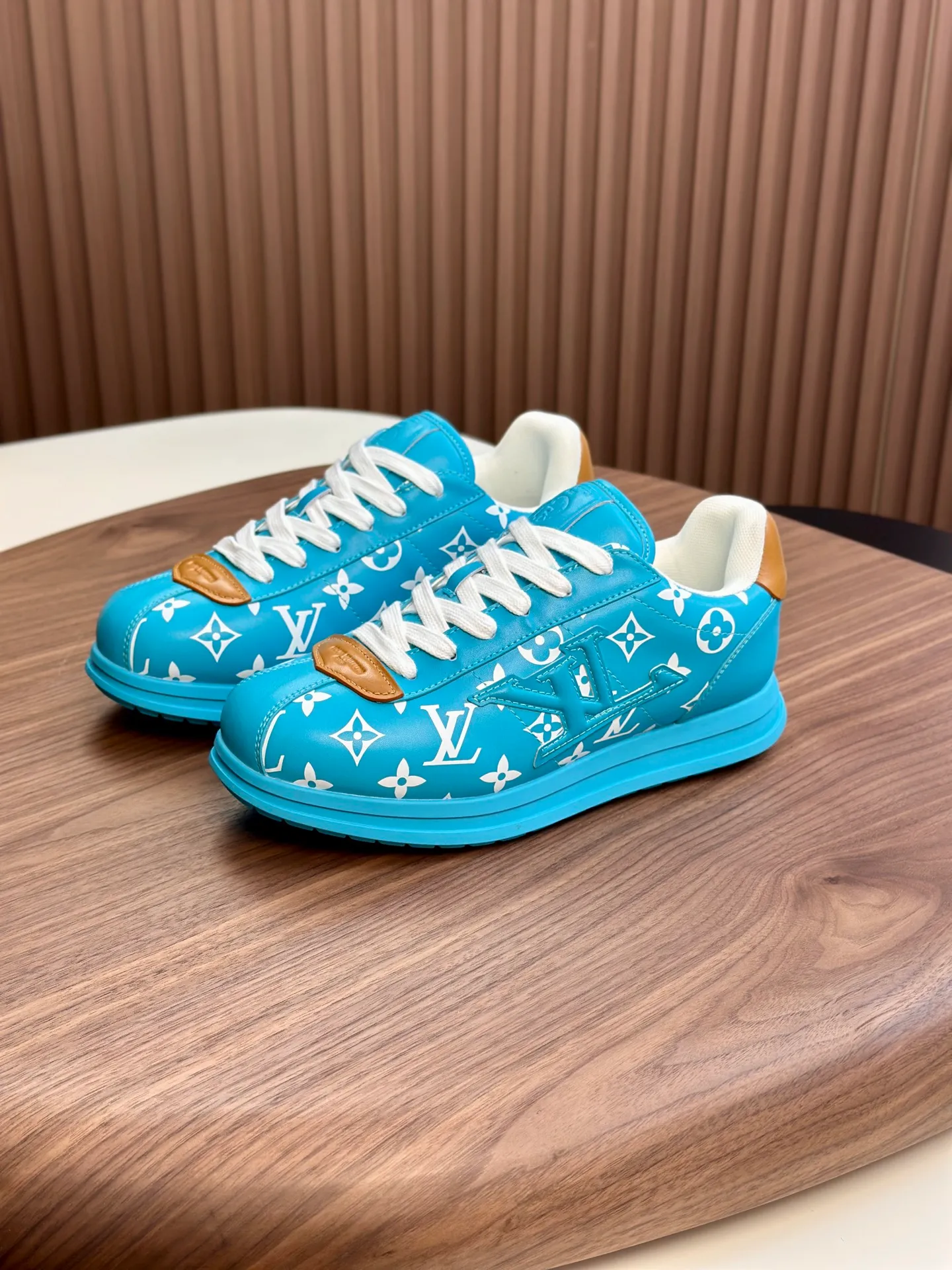 Factory direct sale ¥700💰Full set of packaging💰Top version LV-Louis Vuitton-Classic catwalk new style 1:1 developed replica of the original version! ! The upper foot is very comfortable. It is made of luxurious materials and fine workmanship. The midsole is printed with English letters "Made in Europe". The upper is made of calfskin imported from Italy. The side is decorated with the brand's LOGO and signature. The latest latex foot pads and mesh lining make the foot feel super comfortable. The original two-color TPU combination outsole is specially provided by the original factory. Bag technology Goodyear stitched edges Fabric: Exclusive custom first-layer cowhide Accessories: Exclusive private model Vuitton logo, lining: Customized silk mesh lining - first-layer silk cowhide lining Outsole: TPU combination outsole wear-resistant, non-slip and anti-yellowing Foot pads: new latex pads-mesh sweat-absorbent Counter technology: fully computerized sewing machine wire drawing Toe box back cover Hot and cold shaping Full set of pull-top last with medium and low logo pattern Counter packaging - Shoelaces, certificates, cards, instructions, certificates of quality, dust bags, the most comprehensive packaging on the Internet, men's size 339-44 (38/45 custom-made, non-refundable!